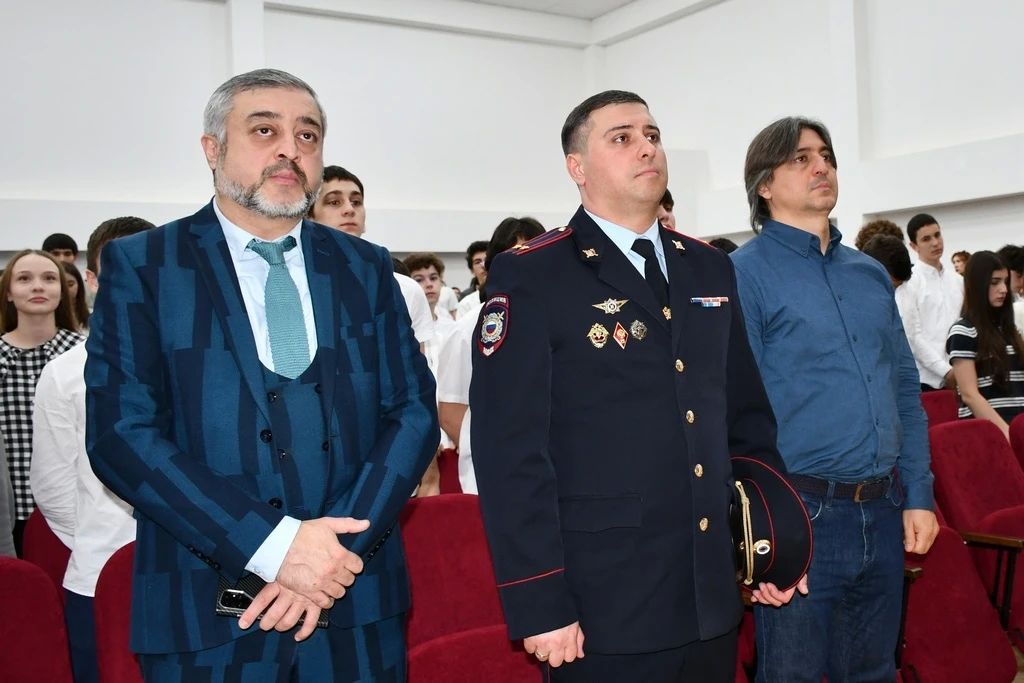 Сотрудники республиканского УНК почтили память погибшего коллеги Рашида Ногерова Сотрудники республиканского УНК почтили память погибшего коллеги Рашида Ногерова