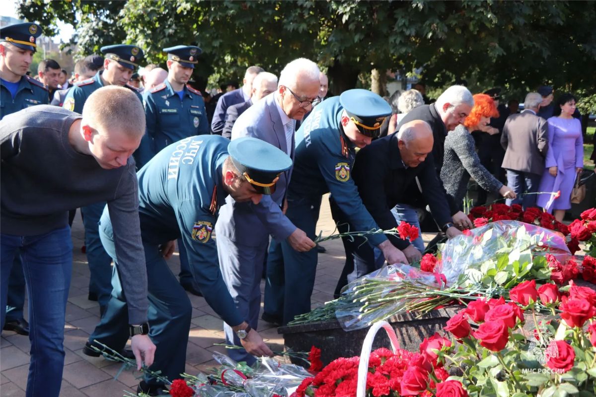 13 октября в Нальчике состоялся митинг, посвященный Дню памяти сотрудников правопорядка, погибших при выполнении служебных обязанностей 13 октября в Нальчике состоялся митинг, посвященный Дню памяти сотрудников правопорядка, погибших при выполнении служебных обязанностей