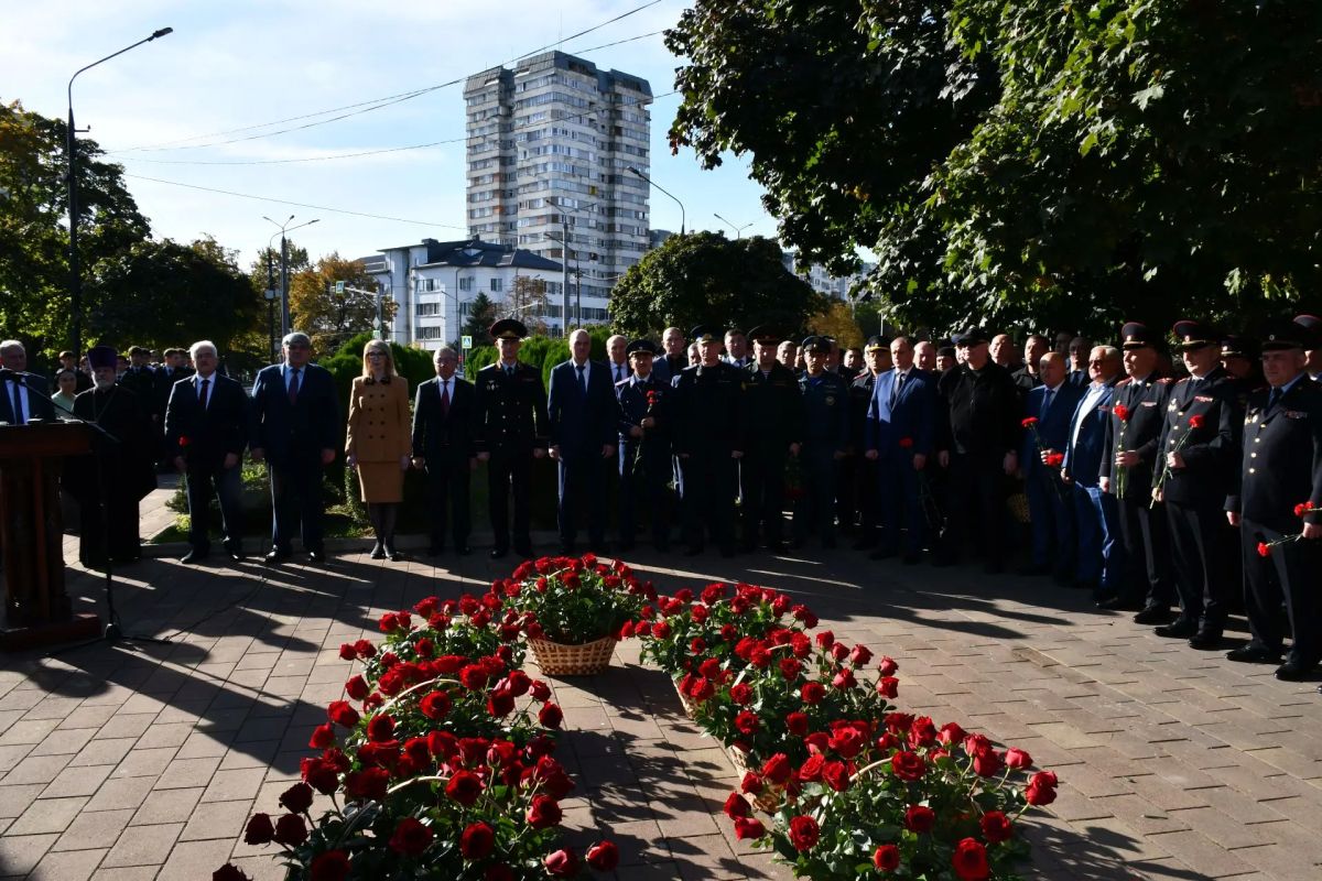 В СКВЕРЕ МИЛИЦИИ ПОЧТИЛИ ПАМЯТЬ СОТРУДНИКОВ ПРАВООХРАНИТЕЛЬНЫХ ОРГАНОВ, ПОГИБШИХ ПРИ ВЫПОЛНЕНИИ СЛУЖЕБНЫХ ОБЯЗАННОСТЕЙ