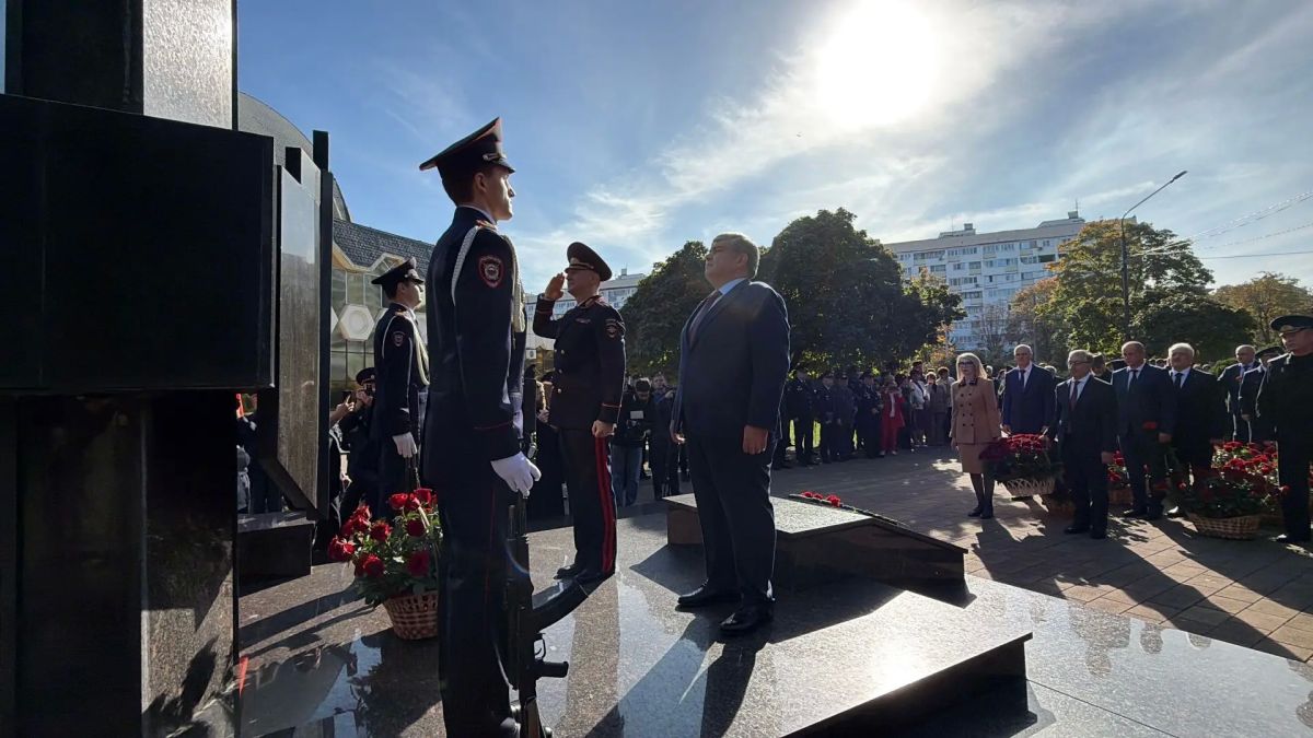 В СКВЕРЕ МИЛИЦИИ ПОЧТИЛИ ПАМЯТЬ СОТРУДНИКОВ ПРАВООХРАНИТЕЛЬНЫХ ОРГАНОВ, ПОГИБШИХ ПРИ ВЫПОЛНЕНИИ СЛУЖЕБНЫХ ОБЯЗАННОСТЕЙ В СКВЕРЕ МИЛИЦИИ ПОЧТИЛИ ПАМЯТЬ СОТРУДНИКОВ ПРАВООХРАНИТЕЛЬНЫХ ОРГАНОВ, ПОГИБШИХ ПРИ ВЫПОЛНЕНИИ СЛУЖЕБНЫХ ОБЯЗАННОСТЕЙ