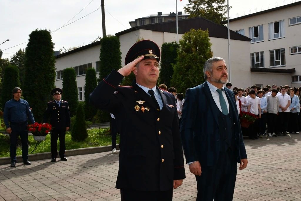 Сотрудники республиканского УНК почтили память погибшего коллеги Рашида Ногерова Сотрудники республиканского УНК почтили память погибшего коллеги Рашида Ногерова