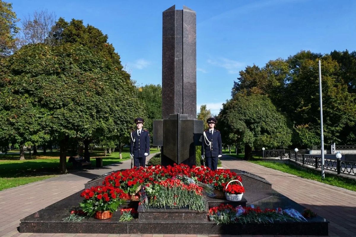 В СКВЕРЕ МИЛИЦИИ ПОЧТИЛИ ПАМЯТЬ СОТРУДНИКОВ ПРАВООХРАНИТЕЛЬНЫХ ОРГАНОВ, ПОГИБШИХ ПРИ ВЫПОЛНЕНИИ СЛУЖЕБНЫХ ОБЯЗАННОСТЕЙ В СКВЕРЕ МИЛИЦИИ ПОЧТИЛИ ПАМЯТЬ СОТРУДНИКОВ ПРАВООХРАНИТЕЛЬНЫХ ОРГАНОВ, ПОГИБШИХ ПРИ ВЫПОЛНЕНИИ СЛУЖЕБНЫХ ОБЯЗАННОСТЕЙ