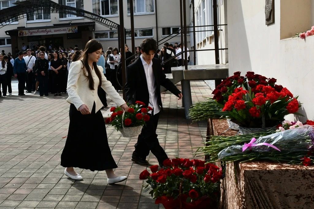 Сотрудники республиканского УНК почтили память погибшего коллеги Рашида Ногерова Сотрудники республиканского УНК почтили память погибшего коллеги Рашида Ногерова