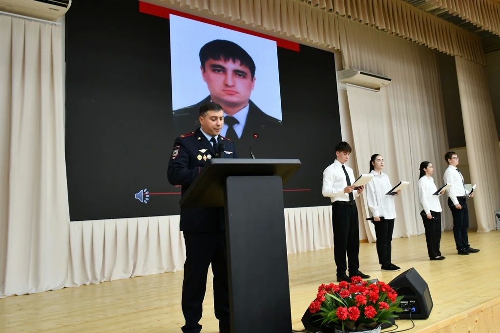 Сотрудники республиканского УНК почтили память погибшего коллеги Рашида Ногерова Сотрудники республиканского УНК почтили память погибшего коллеги Рашида Ногерова