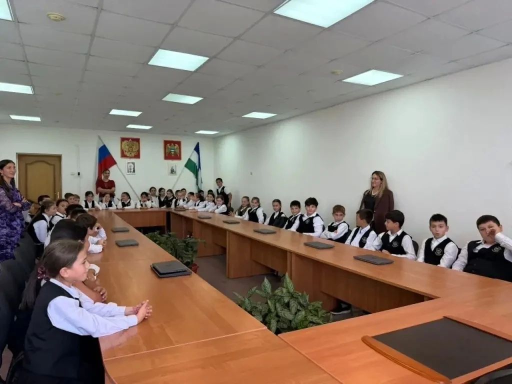 Автоинспекторы Кабардино-Балкарии провели классный час по ПДД для школьников Автоинспекторы Кабардино-Балкарии провели классный час по ПДД для школьников