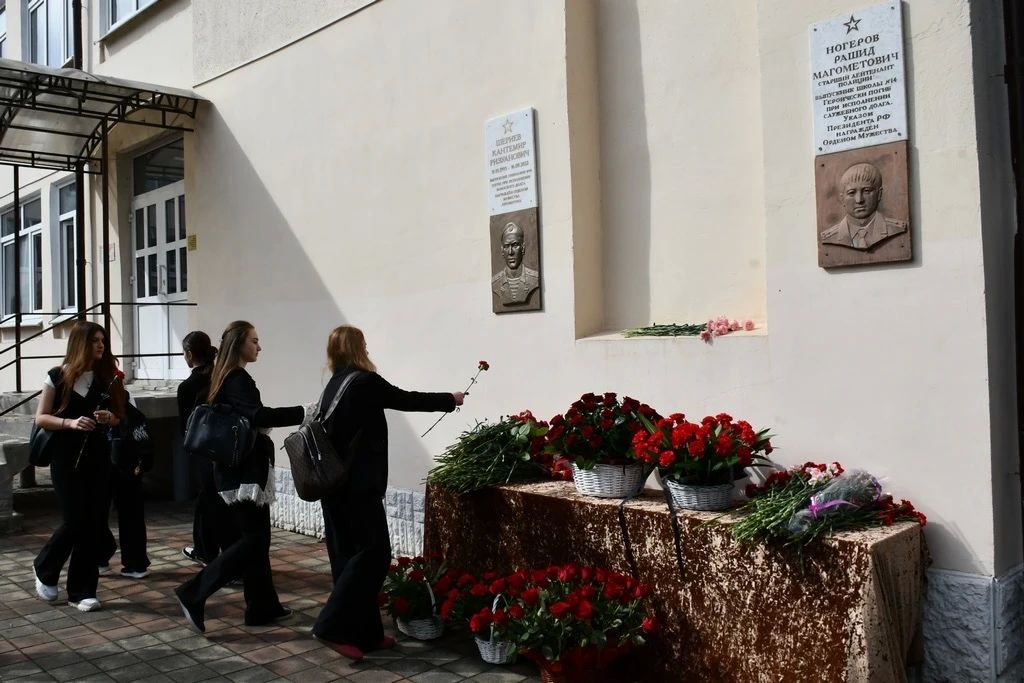 Сотрудники республиканского УНК почтили память погибшего коллеги Рашида Ногерова Сотрудники республиканского УНК почтили память погибшего коллеги Рашида Ногерова