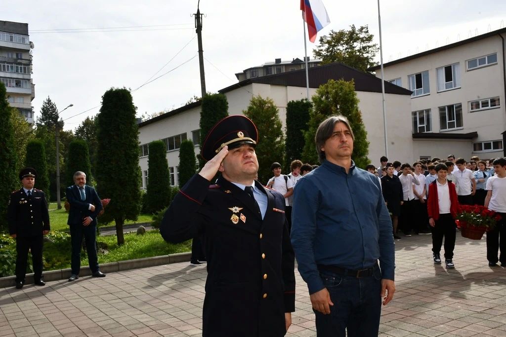 Сотрудники республиканского УНК почтили память погибшего коллеги Рашида Ногерова Сотрудники республиканского УНК почтили память погибшего коллеги Рашида Ногерова