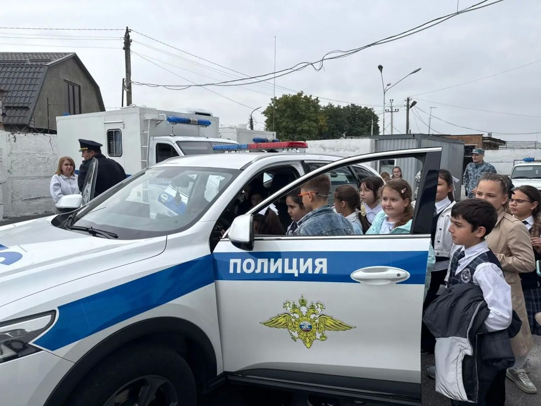 ШКОЛЬНИКИ УРВАНСКОГО РАЙОНА ПОЗНАКОМИЛИСЬ СО СЛУЖБОЙ ПОЛИЦИИ ШКОЛЬНИКИ УРВАНСКОГО РАЙОНА ПОЗНАКОМИЛИСЬ СО СЛУЖБОЙ ПОЛИЦИИ