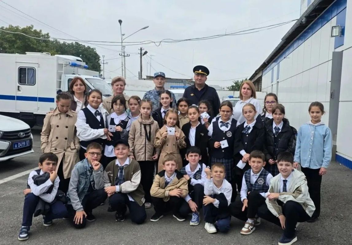 ШКОЛЬНИКИ УРВАНСКОГО РАЙОНА ПОЗНАКОМИЛИСЬ СО СЛУЖБОЙ ПОЛИЦИИ ШКОЛЬНИКИ УРВАНСКОГО РАЙОНА ПОЗНАКОМИЛИСЬ СО СЛУЖБОЙ ПОЛИЦИИ