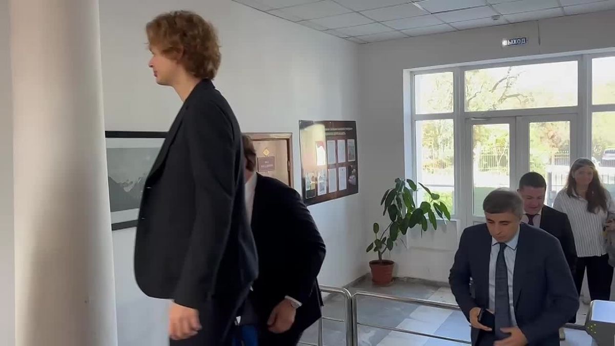 Прямо сейчас в здании Минкурортов республики проходит встреча министра курортов и туризма КБР Аскера Бифова с делегацией Факультета мировой политики МГУ под руководством декана Ольги Александрия