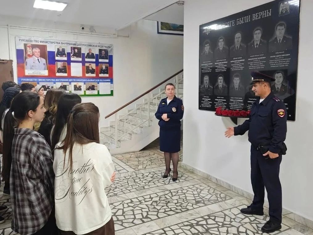ПОЛИЦЕЙСКИЕ ЧЕГЕМСКОГО РАЙОНА ПРОВЕЛИ «ДЕНЬ ОТКРЫТЫХ ДВЕРЕЙ» ДЛЯ СТУДЕНТОВ ПОЛИЦЕЙСКИЕ ЧЕГЕМСКОГО РАЙОНА ПРОВЕЛИ «ДЕНЬ ОТКРЫТЫХ ДВЕРЕЙ» ДЛЯ СТУДЕНТОВ