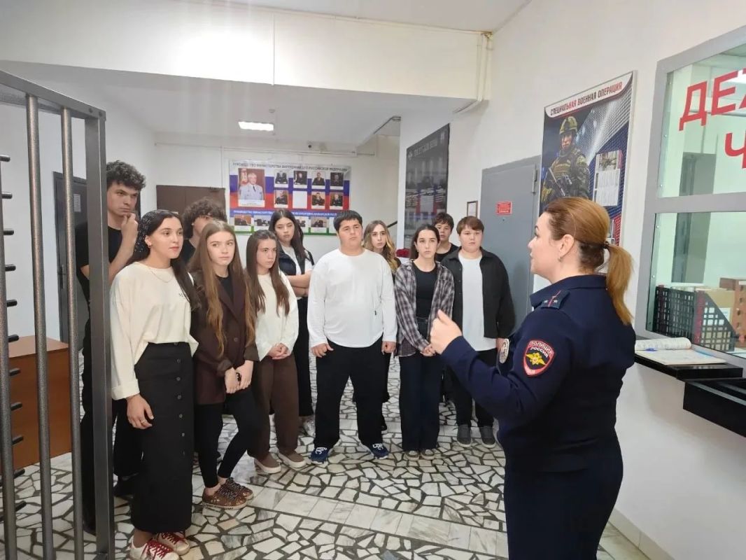 ПОЛИЦЕЙСКИЕ ЧЕГЕМСКОГО РАЙОНА ПРОВЕЛИ «ДЕНЬ ОТКРЫТЫХ ДВЕРЕЙ» ДЛЯ СТУДЕНТОВ ПОЛИЦЕЙСКИЕ ЧЕГЕМСКОГО РАЙОНА ПРОВЕЛИ «ДЕНЬ ОТКРЫТЫХ ДВЕРЕЙ» ДЛЯ СТУДЕНТОВ