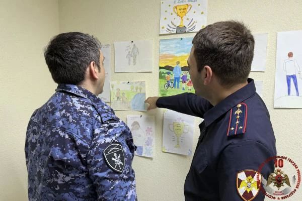 В год 10-летия образования войск национальной гвардии Российской Федерации и в преддверии всероссийского Дня отца в Управлении Росгвардии по Кабардино-Балкарской Республике презентовали выставку детского рисунка «Мой папа —... В год 10-летия образования войск национальной гвардии Российской Федерации и в преддверии всероссийского Дня отца в Управлении Росгвардии по Кабардино-Балкарской Республике презентовали выставку детского рисунка «Мой папа —...