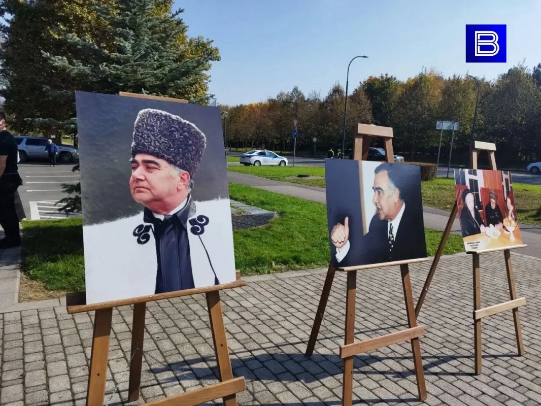 К 85-летию со дня рождения первого президента Кабардино-Балкарии Валерия Мухамедовича Кокова в Нальчике перед памятником возле КБГАУ собрались общественники, родные и близкие, представители власти и соратники Валерия Кокова К 85-летию со дня рождения первого президента Кабардино-Балкарии Валерия Мухамедовича Кокова в Нальчике перед памятником возле КБГАУ собрались общественники, родные и близкие, представители власти и соратники Валерия Кокова