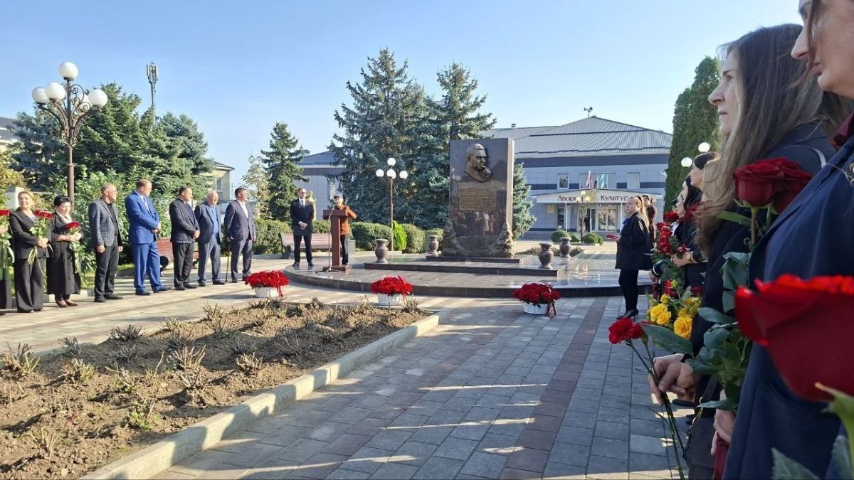 В селении Дыгулыбгей прошел митинг, посвященный 85-летию со дня рождения Валерия Кокова