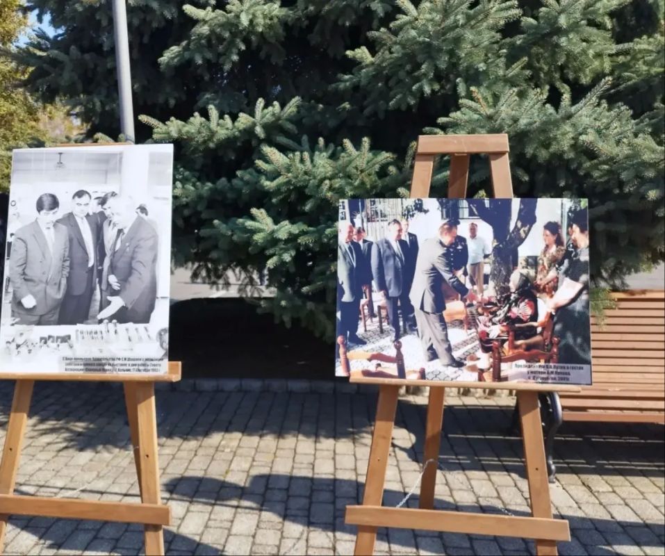 К 85-летию со дня рождения первого президента Кабардино-Балкарии Валерия Мухамедовича Кокова в Нальчике перед памятником возле КБГАУ собрались общественники, родные и близкие, представители власти и соратники Валерия Кокова К 85-летию со дня рождения первого президента Кабардино-Балкарии Валерия Мухамедовича Кокова в Нальчике перед памятником возле КБГАУ собрались общественники, родные и близкие, представители власти и соратники Валерия Кокова