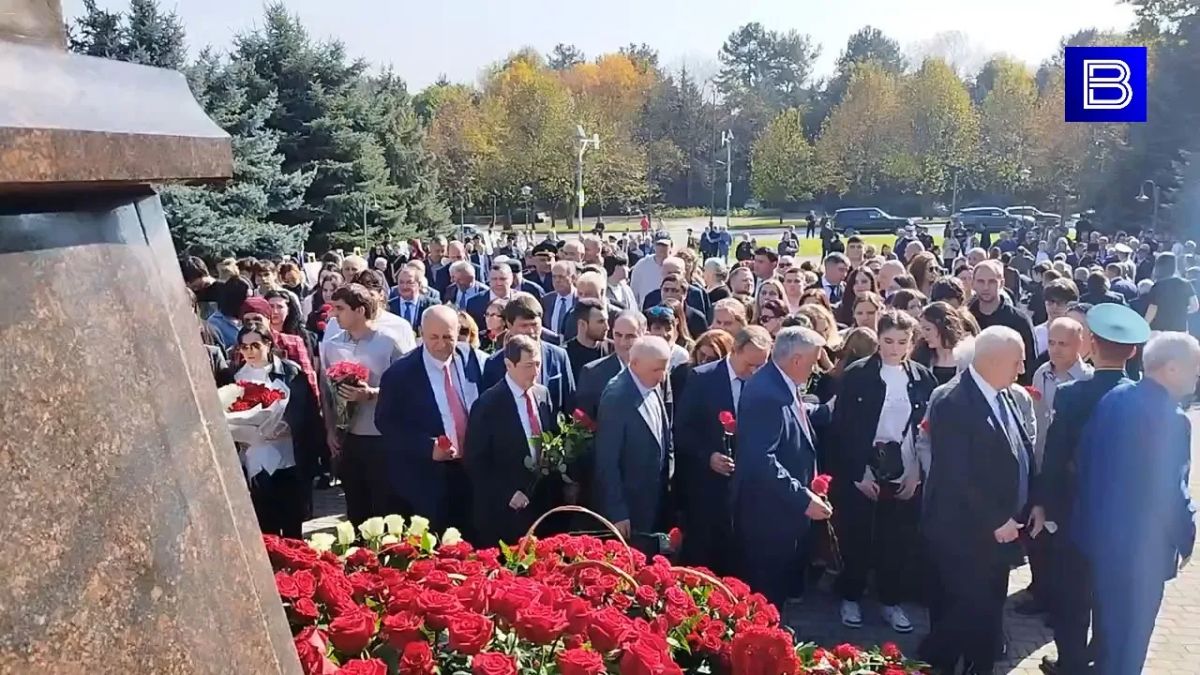 К 85-летию со дня рождения первого президента Кабардино-Балкарии Валерия Мухамедовича Кокова в Нальчике перед памятником возле КБГАУ собрались общественники, родные и близкие, представители власти и соратники Валерия Кокова К 85-летию со дня рождения первого президента Кабардино-Балкарии Валерия Мухамедовича Кокова в Нальчике перед памятником возле КБГАУ собрались общественники, родные и близкие, представители власти и соратники Валерия Кокова