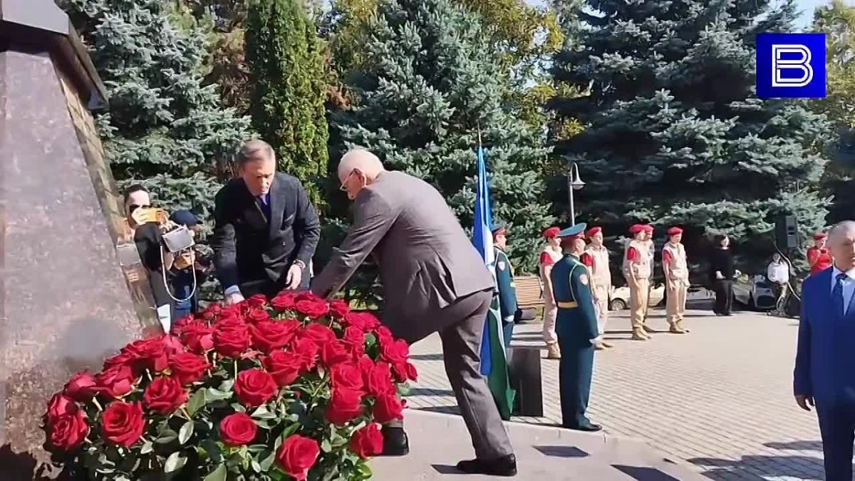 К 85-летию со дня рождения первого президента Кабардино-Балкарии Валерия Мухамедовича Кокова в Нальчике перед памятником возле КБГАУ собрались общественники, родные и близкие, представители власти и соратники Валерия Кокова
