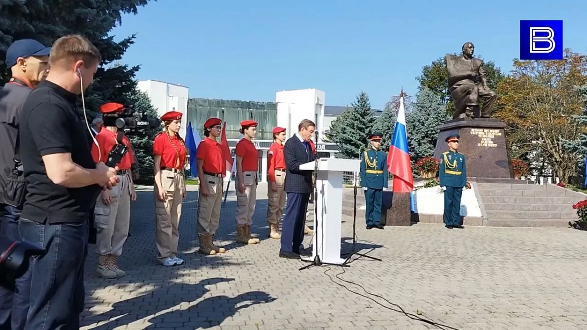 К 85-летию со дня рождения первого президента Кабардино-Балкарии Валерия Мухамедовича Кокова в Нальчике перед памятником возле КБГАУ собрались общественники, родные и близкие, представители власти и соратники Валерия Кокова К 85-летию со дня рождения первого президента Кабардино-Балкарии Валерия Мухамедовича Кокова в Нальчике перед памятником возле КБГАУ собрались общественники, родные и близкие, представители власти и соратники Валерия Кокова