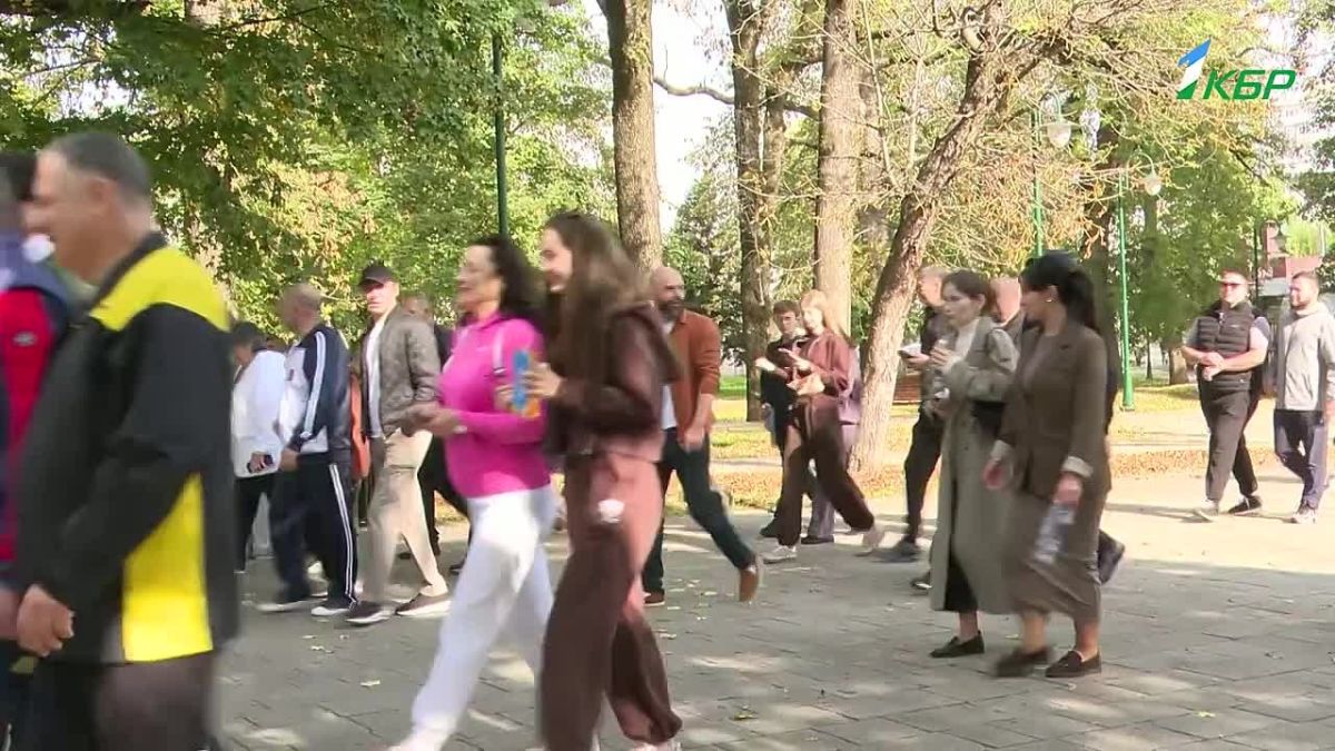 Чтобы сердце хорошо работало, достаточно регулярно ходить на свежем воздухе - так говорят медики, и самый простой и доступный способ кардиотренировок - прогулки по парку