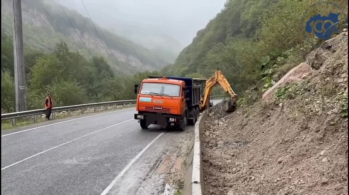 Дорожные службы в рамках нормативного содержания региональных трасс усиленно очищают проезжую часть от накопившейся грязи и мусора