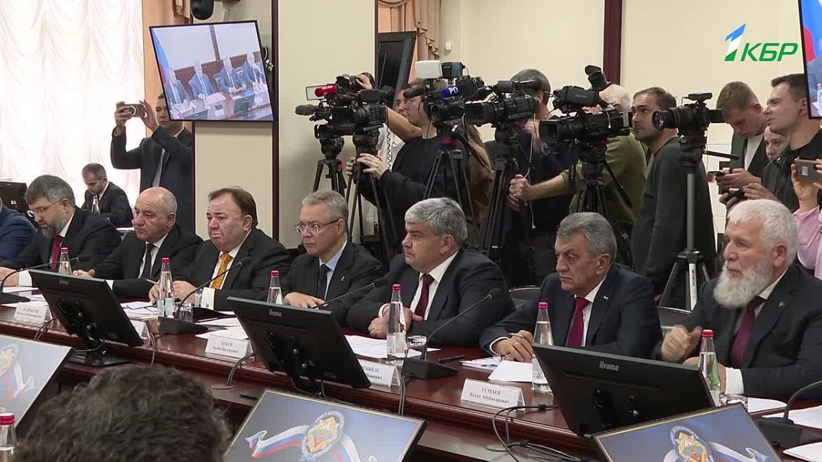 Сегодня в Пятигорске секретарь Совбеза России Сергей Шойгу провел рабочую встречу по вопросам борьбы с деструктивными тенденциями в некоммерческом секторе страны