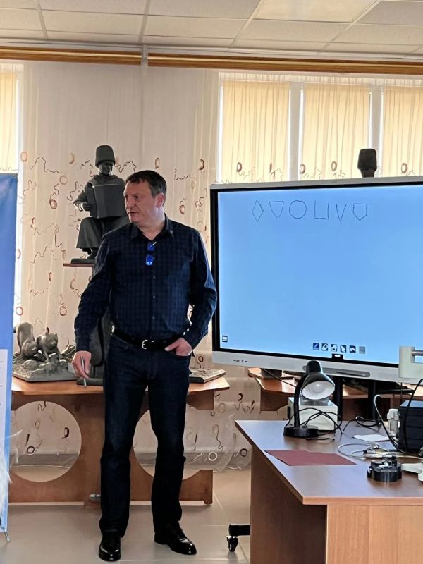Владимир Плахов — ювелир, гравер, член Гильдии мастеров-оружейников в эти дни находится в Кабардино-Балкарии