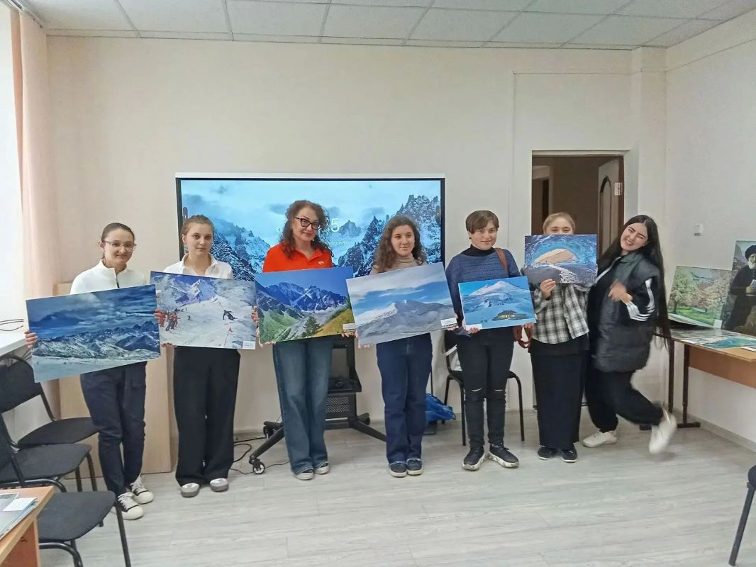 Сотрудники Кабардино-Балкарского музея изобразительного искусства им. А. Л. Ткаченко Н. Леонтьева и Е. Жантудуева провели выставочно-образовательную встречу в Торгово-технологическом колледже г. Нальчика Сотрудники Кабардино-Балкарского музея изобразительного искусства им. А. Л. Ткаченко Н. Леонтьева и Е. Жантудуева провели выставочно-образовательную встречу в Торгово-технологическом колледже г. Нальчика