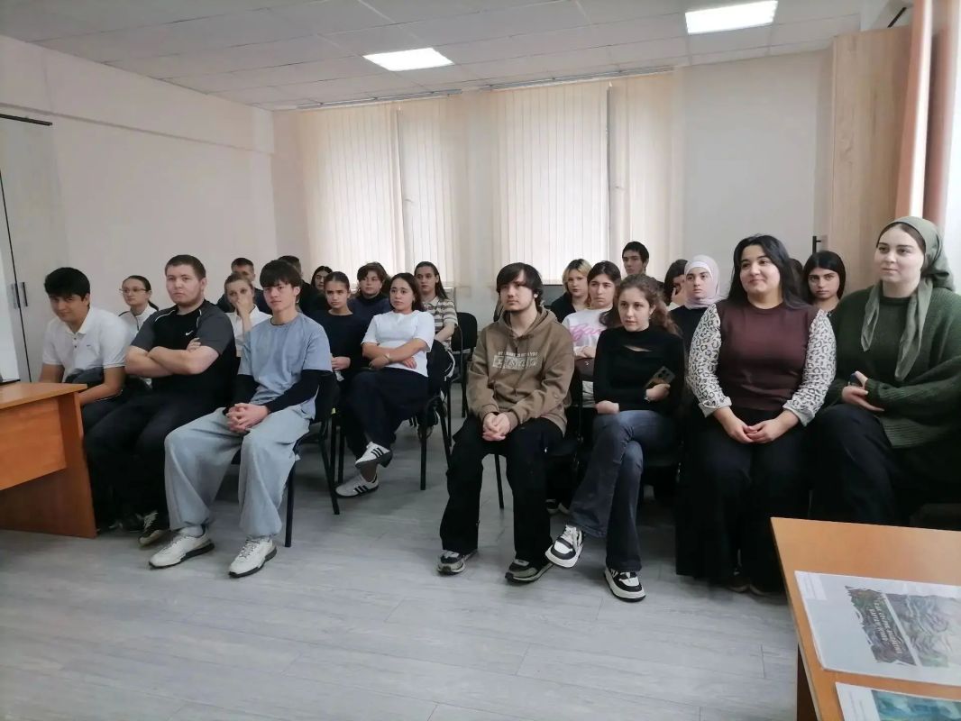Сотрудники Кабардино-Балкарского музея изобразительного искусства им. А. Л. Ткаченко Н. Леонтьева и Е. Жантудуева провели выставочно-образовательную встречу в Торгово-технологическом колледже г. Нальчика Сотрудники Кабардино-Балкарского музея изобразительного искусства им. А. Л. Ткаченко Н. Леонтьева и Е. Жантудуева провели выставочно-образовательную встречу в Торгово-технологическом колледже г. Нальчика