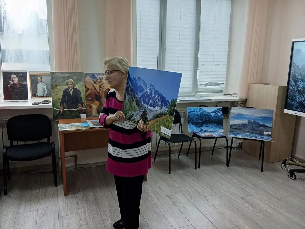 Сотрудники Кабардино-Балкарского музея изобразительного искусства им. А. Л. Ткаченко Н. Леонтьева и Е. Жантудуева провели выставочно-образовательную встречу в Торгово-технологическом колледже г. Нальчика