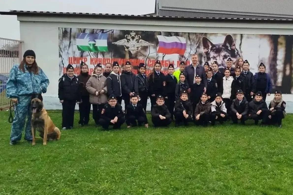 В ДНИ ШКОЛЬНЫХ КАНИКУЛ КАДЕТЫ ПОЛИЦИИ ПОСЕТИЛИ ЦЕНТР КИНОЛОГИЧЕСКОЙ СЛУЖБЫ МВД ПО КБР В ДНИ ШКОЛЬНЫХ КАНИКУЛ КАДЕТЫ ПОЛИЦИИ ПОСЕТИЛИ ЦЕНТР КИНОЛОГИЧЕСКОЙ СЛУЖБЫ МВД ПО КБР