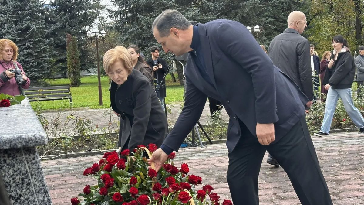 Сегодня, 28 октября, в Нальчике состоялось возложение цветов к памятнику Али Асхадовича Шогенцукова, приуроченное к 126-й годовщине со дня рождения основоположника и классика кабардинской литературы, писателя и поэта... Сегодня, 28 октября, в Нальчике состоялось возложение цветов к памятнику Али Асхадовича Шогенцукова, приуроченное к 126-й годовщине со дня рождения основоположника и классика кабардинской литературы, писателя и поэта...