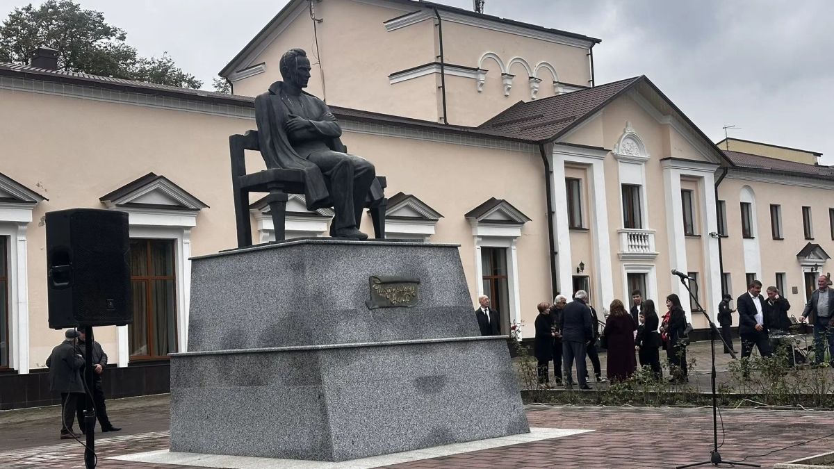 Сегодня, 28 октября, в Нальчике состоялось возложение цветов к памятнику Али Асхадовича Шогенцукова, приуроченное к 126-й годовщине со дня рождения основоположника и классика кабардинской литературы, писателя и поэта...