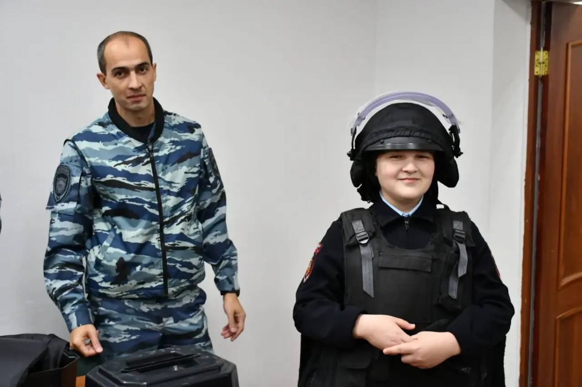 В ДНИ ШКОЛЬНЫХ КАНИКУЛ КАДЕТЫ ПОЛИЦИИ ПОСЕТИЛИ ЦЕНТР КИНОЛОГИЧЕСКОЙ СЛУЖБЫ МВД ПО КБР В ДНИ ШКОЛЬНЫХ КАНИКУЛ КАДЕТЫ ПОЛИЦИИ ПОСЕТИЛИ ЦЕНТР КИНОЛОГИЧЕСКОЙ СЛУЖБЫ МВД ПО КБР