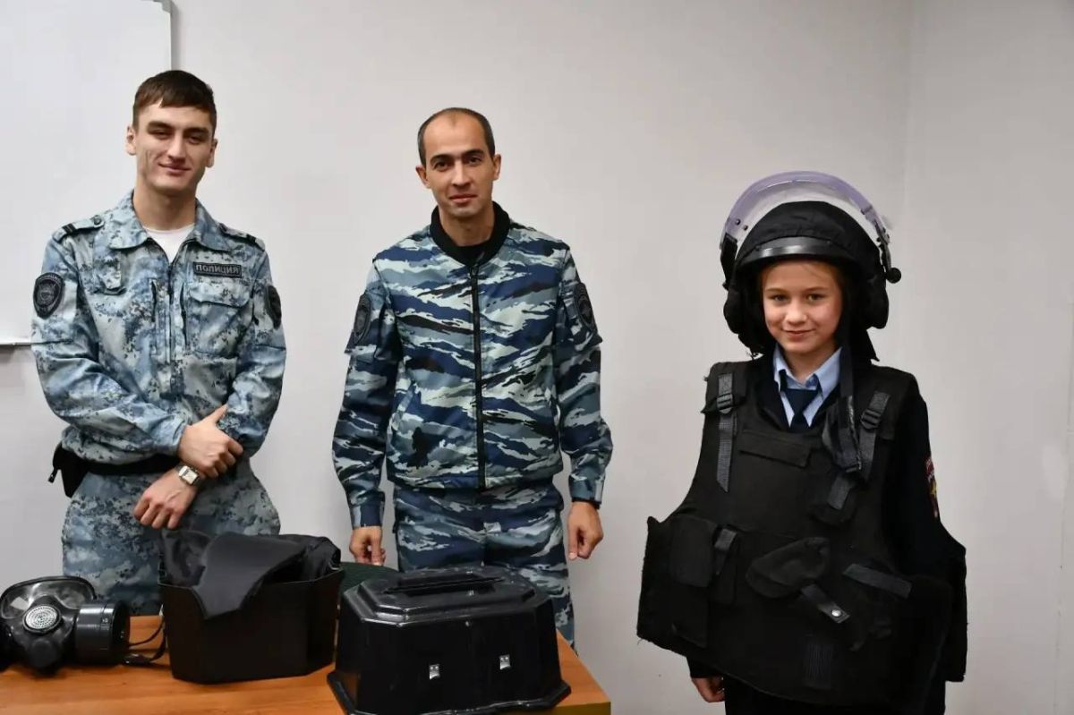 В ДНИ ШКОЛЬНЫХ КАНИКУЛ КАДЕТЫ ПОЛИЦИИ ПОСЕТИЛИ ЦЕНТР КИНОЛОГИЧЕСКОЙ СЛУЖБЫ МВД ПО КБР В ДНИ ШКОЛЬНЫХ КАНИКУЛ КАДЕТЫ ПОЛИЦИИ ПОСЕТИЛИ ЦЕНТР КИНОЛОГИЧЕСКОЙ СЛУЖБЫ МВД ПО КБР