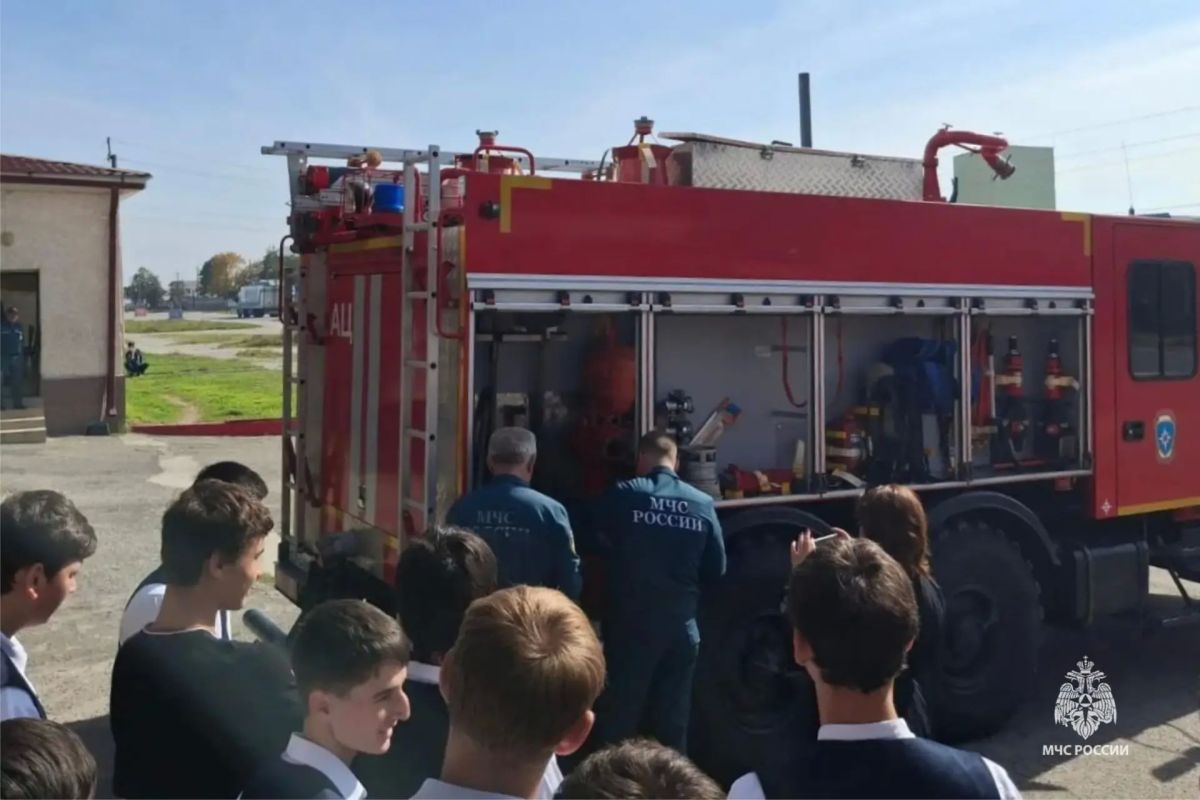 В пожарно-спасательной части №7 с экскурсией побывали учащиеся средней школы №3 Баксана В пожарно-спасательной части №7 с экскурсией побывали учащиеся средней школы №3 Баксана