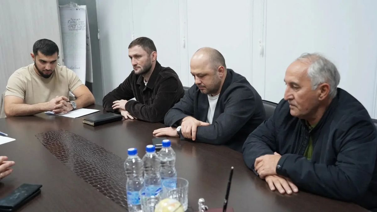 Сегодня же вместе с коллегами из Минспорта КБР провели рабочую встречу с представителями клуба «Локодзюдо» во главе с нашим именитым спортсменом - зам Сегодня же вместе с коллегами из Минспорта КБР провели рабочую встречу с представителями клуба «Локодзюдо» во главе с нашим именитым спортсменом - зам