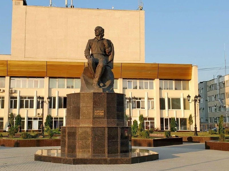 Министерство культуры КБР информирует, что 1 ноября в 11:00 часов в г. Нальчике на проспекте Кулиева у памятника Кайсыну Кулиеву состоится церемония возложения цветов, посвященная 109-й годовщине со дня рождения Народного...