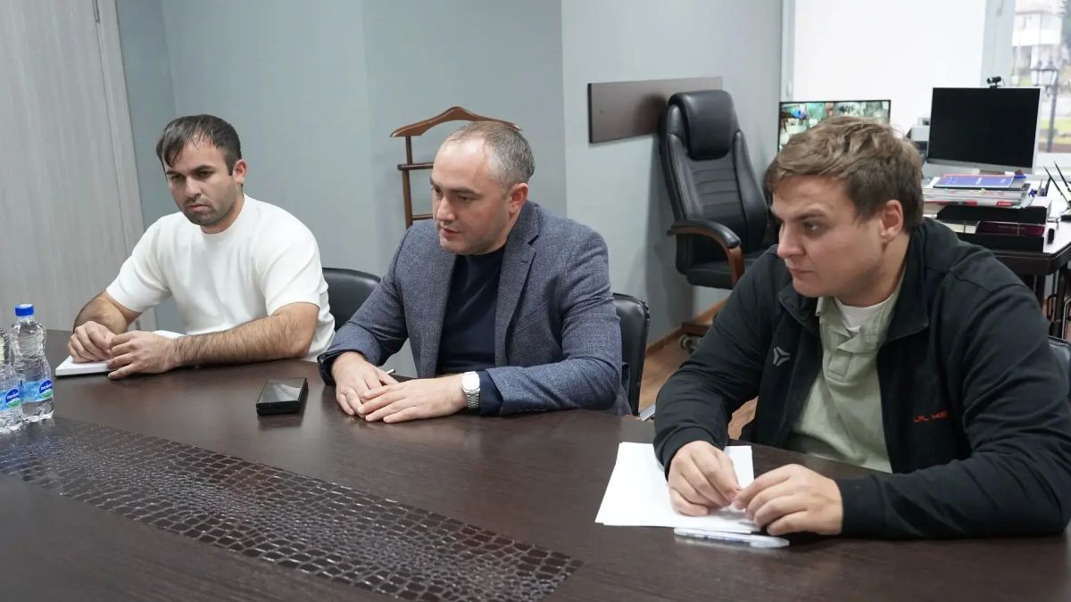 Сегодня же вместе с коллегами из Минспорта КБР провели рабочую встречу с представителями клуба «Локодзюдо» во главе с нашим именитым спортсменом - зам Сегодня же вместе с коллегами из Минспорта КБР провели рабочую встречу с представителями клуба «Локодзюдо» во главе с нашим именитым спортсменом - зам