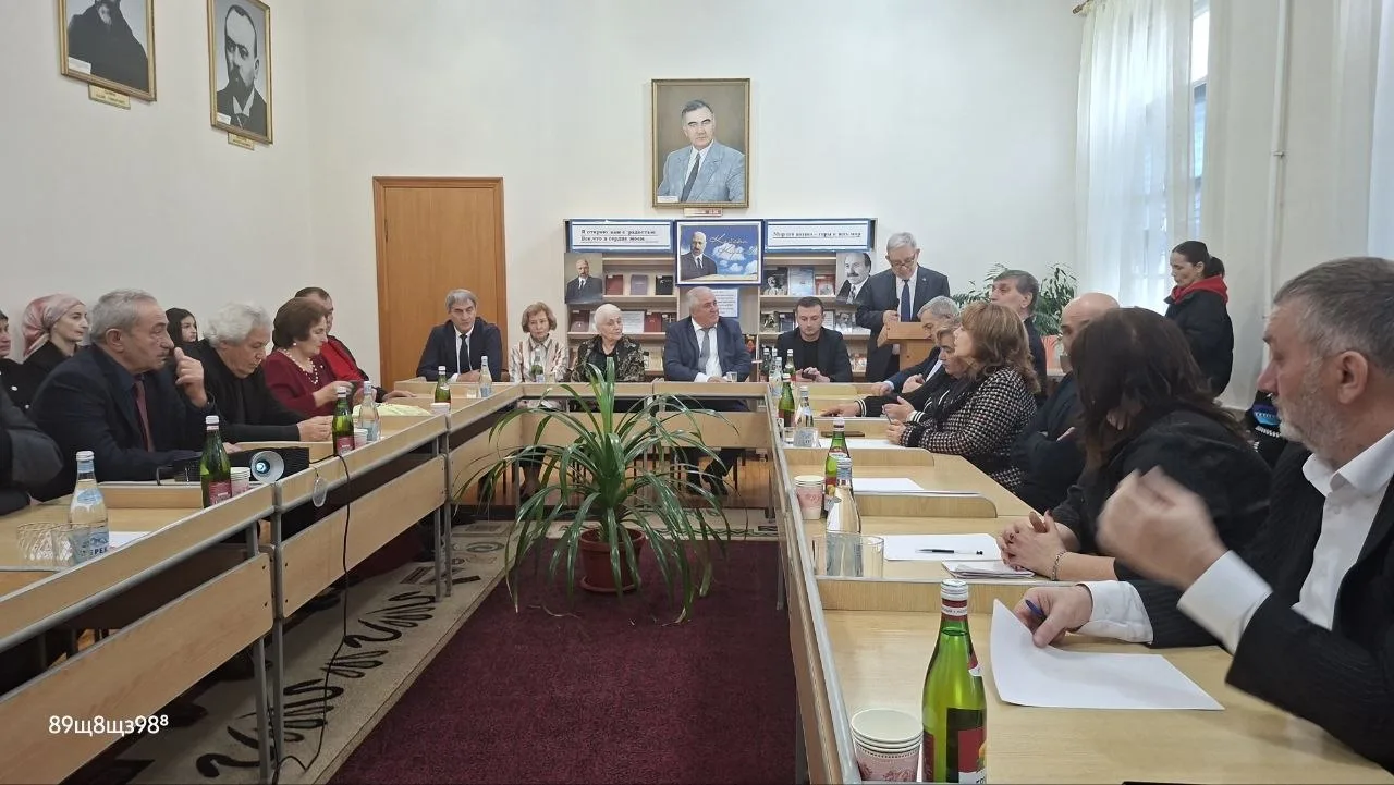 В Государственной национальной библиотеке КБР прошел круглый стол, организованный республиканским Союзом писателей, посвященный творчеству выдающегося балкарского поэта Кайсына Кулиева - завтра исполняется 109 лет со дня его...